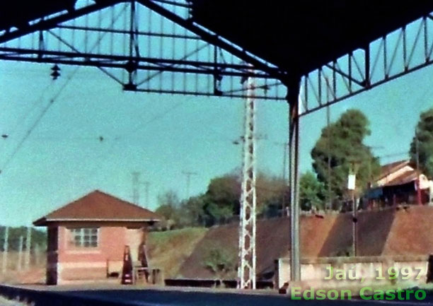 Cabine de sinalização de Jaú vista da gare dos trens de passageiros