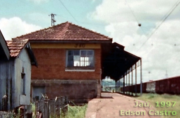 Lateral da cabine de sinalização de Jaú, com a gare dos trens de passageiros ao fundo