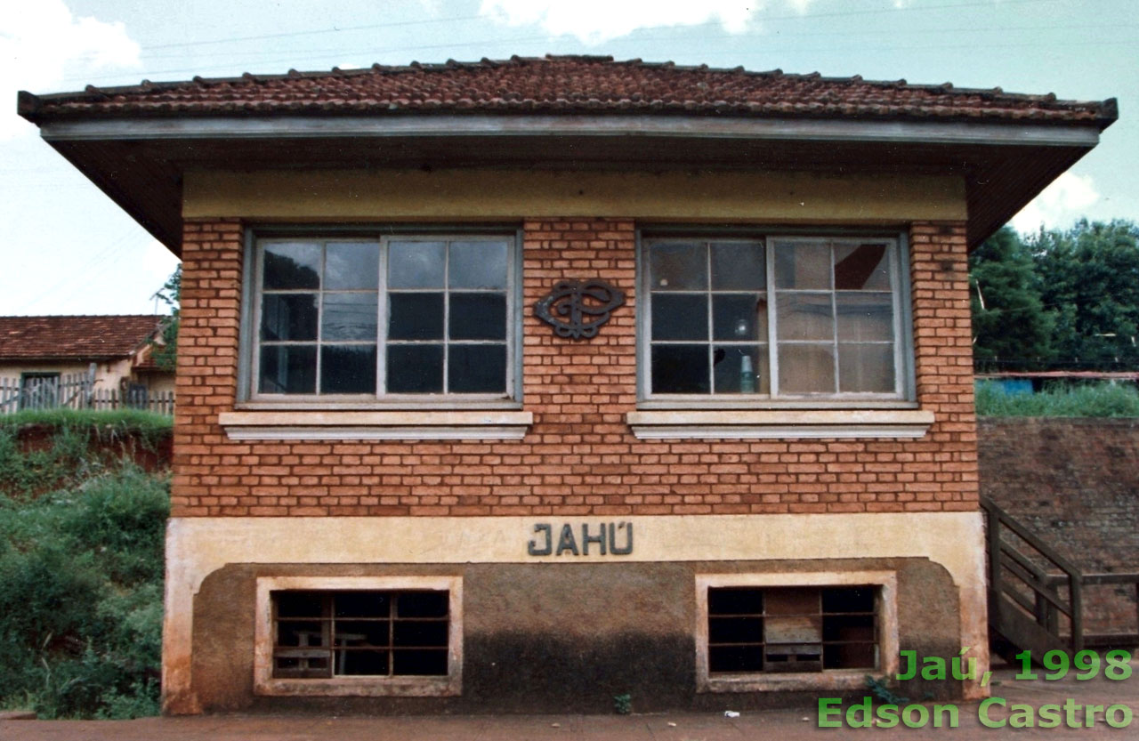 Cabine de sinalização da estação ferroviária de Jaú, com a antiga ortografia e o emblema da Companhia Paulista de Estradas de Ferro