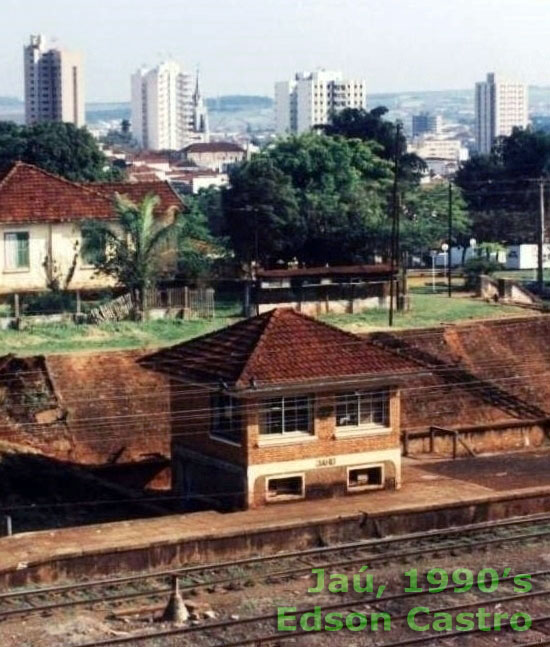 Cabine de sinalização da estação de Jaú vista do alto, com o centro da cidade ao fundo