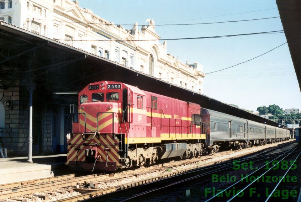 Locomotiva U23C nº 3395 RFFSA com o trem Vera Cruz na estação ferroviária de Belo Horizonte