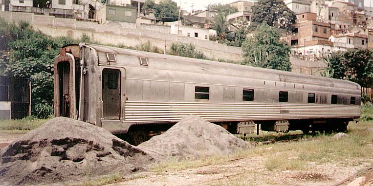 Vagão Dormitório cabine-dupla fotografado no pátio ferroviário de São Diogo, Rio de Janeiro