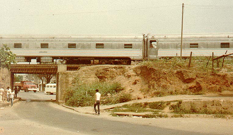 Vista externa dos vagões dormitório (cabine dupla) no viaduto de acesso ao pátio ferroviário do Horto, em Belo Horizonte