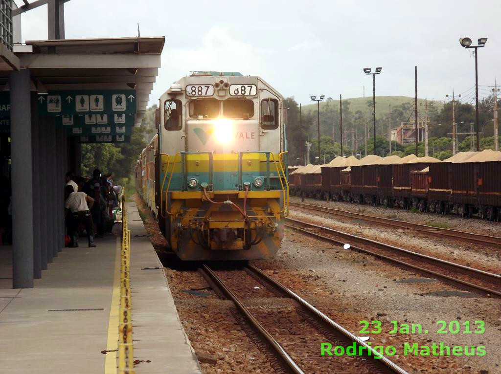 BB45-2 nº 887 n plataforma de embarque no Trem Vitória-Minas em Ipatinga