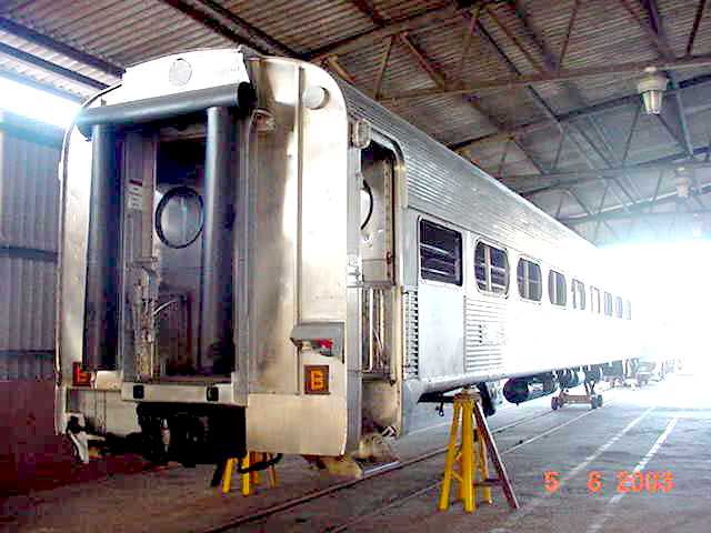 Vagão inox sobre cavaletes para manutenção