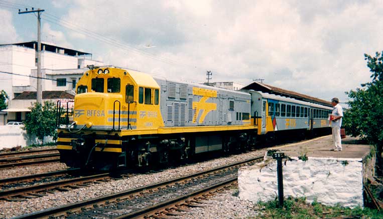 Locomotiva U20C puxando o Trem Xangai