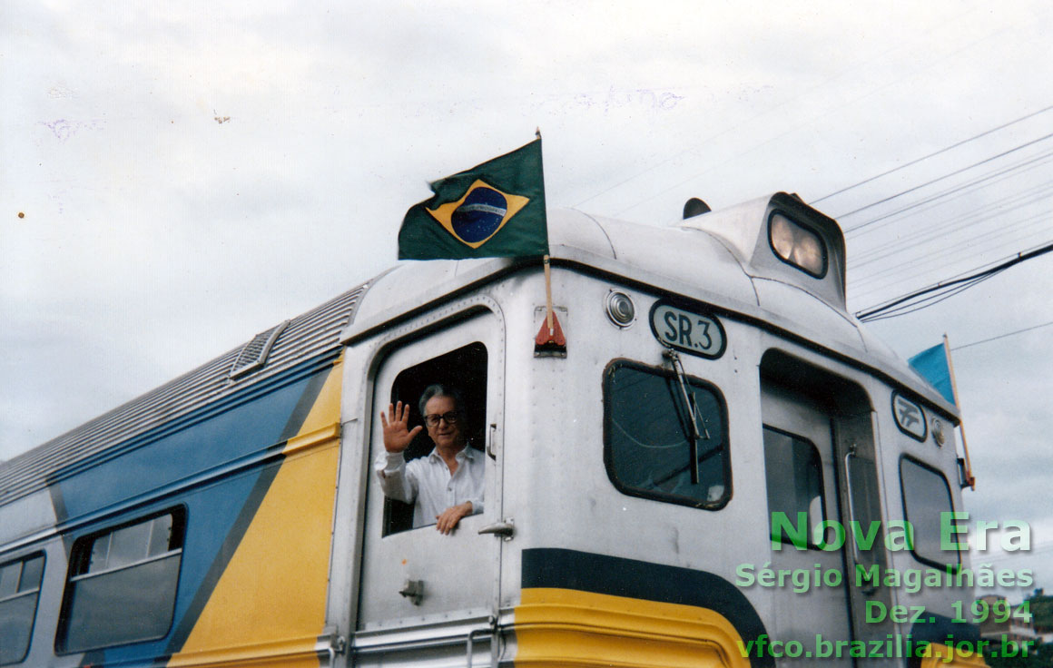 O presidente acenando da janela da litorina Budd RDC do trem Expresso da Mantiqueira