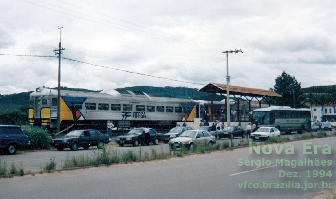 Automotrizes do trem Expresso da Mantiqueira no estribo coberto de Nova Era (Juiz de Fora), aguardando a comitiva do presidente Itamar Franco durante a inauguração do Colégio Militar