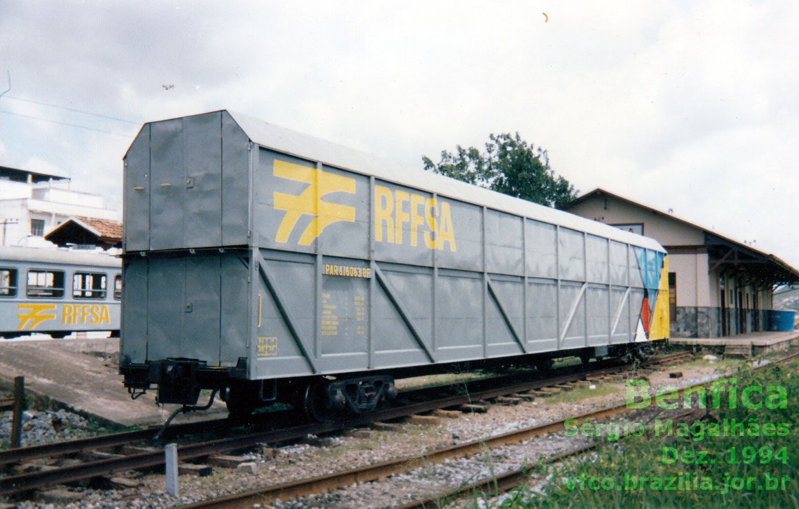 Outro lado do vagão cegonha PAR-616.063-8F transformado (fechado) e pintado nas cores do último padrão de pintura da RFFSA