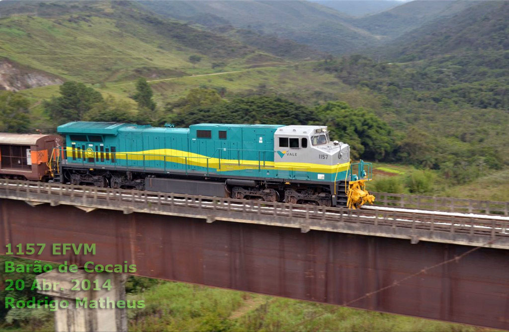 Locomotiva BB40-9WM nº 1157 EFVM com o trem de passageiros Vitória - Belo Horizonte sobre o viaduto em Barão de Cocais, próximo à estação Dois Irmãos