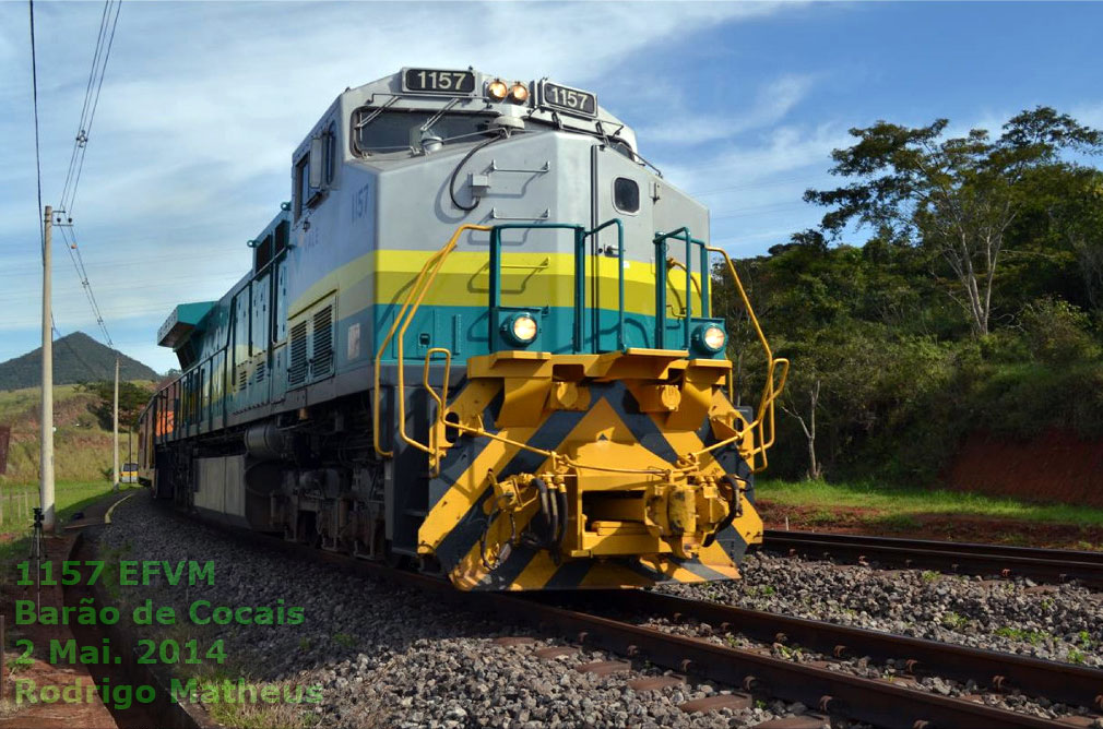 Locomotiva BB40-9WM nº 1157 EFVM com o trem de passageiros Vitória - Belo Horizonte na estação Dois Irmãos, em Barão de Cocais