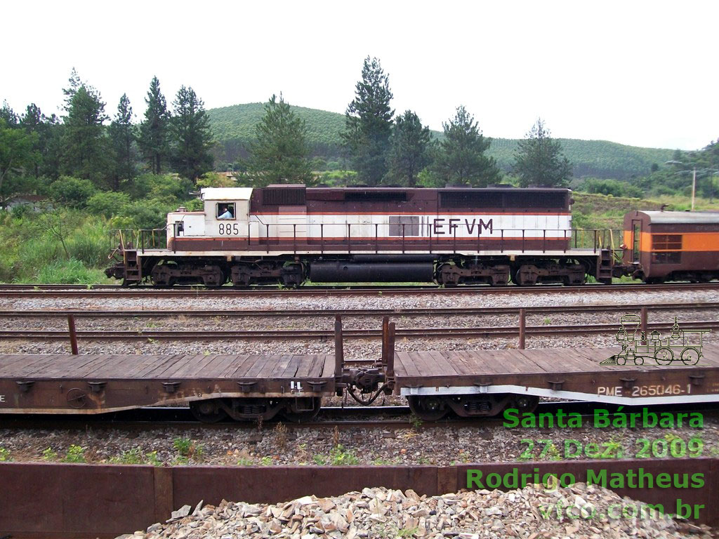 Locomotiva BB45-2 nº 885 no comando do trem de passageiros Vitória - Belo Horizonte em Santa Bárbara (MG), 2009