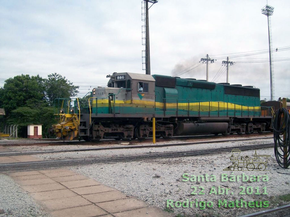 Vista lateral da locomotiva BB45-2 nº 886 da EFVM à frente do trem de passageiros em Santa Bárbara, 2011