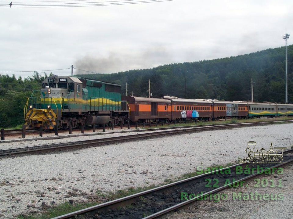 Locomotiva BB45-2 nº 886 da EFVM à frente do trem de passageiros em Santa Bárbara, 2011