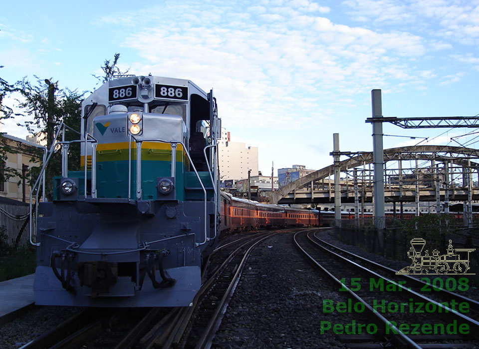 Locomotiva BB45-2 nº 886 da EFVM à frente do trem de passageiros em Belo Horizonte, 2008