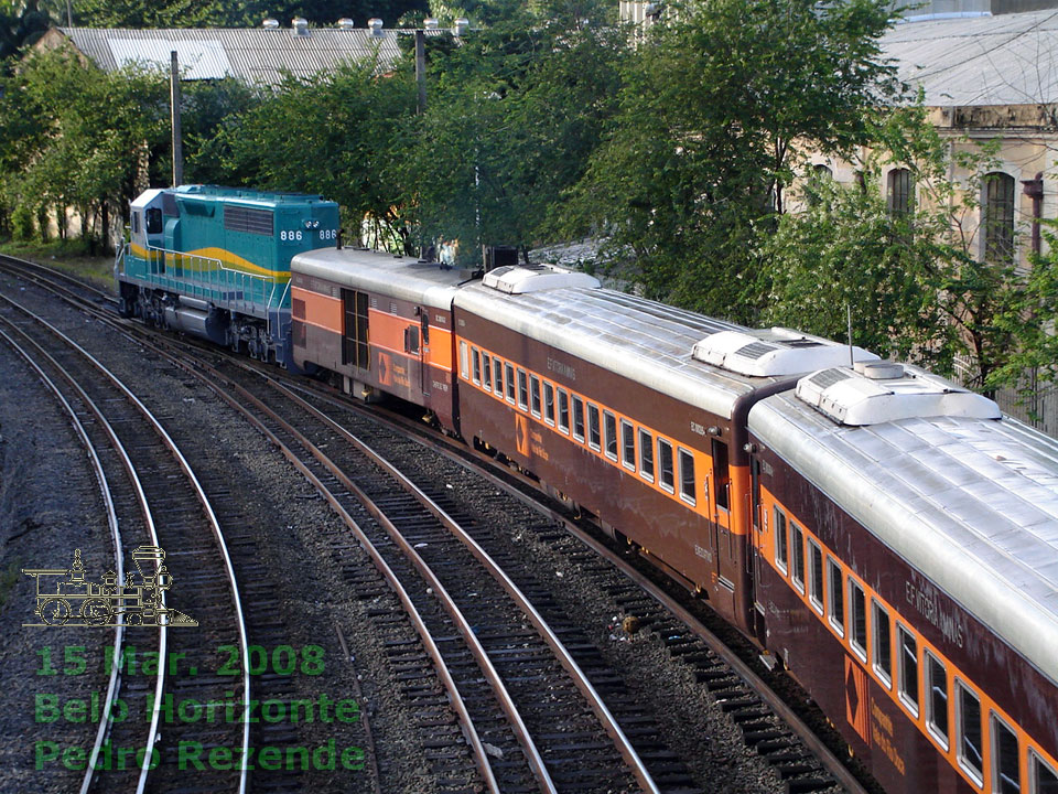 Locomotiva BB45-2 nº 886 da EFVM partindo de Belo Horizonte com o trem de passageiros, 2008