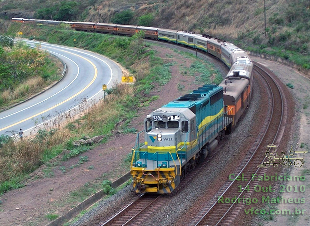 Locomotiva BB45-2 nº 887 EFVM com a nova pintura mas ainda sem ar condicionado, tracionando o trem de passageiros em Outubro de 2010