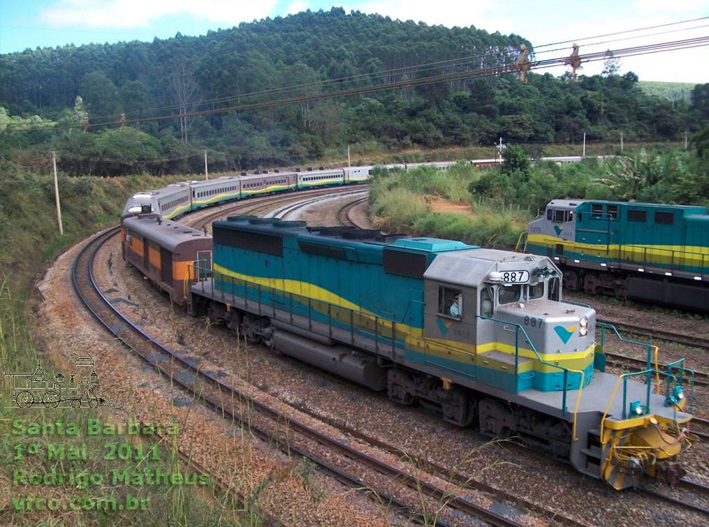 Locomotiva BB45-2 nº 887 EFVM com a nova pintura mas ainda sem ar condicionado, tracionando o trem de passageiros em Maio de 2011