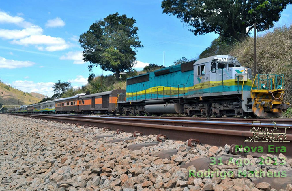 Locomotiva BB45-2 nº 887 EFVM já com ar condicionado na cabine, tracionando o trem de passageiros em Agosto de 2013