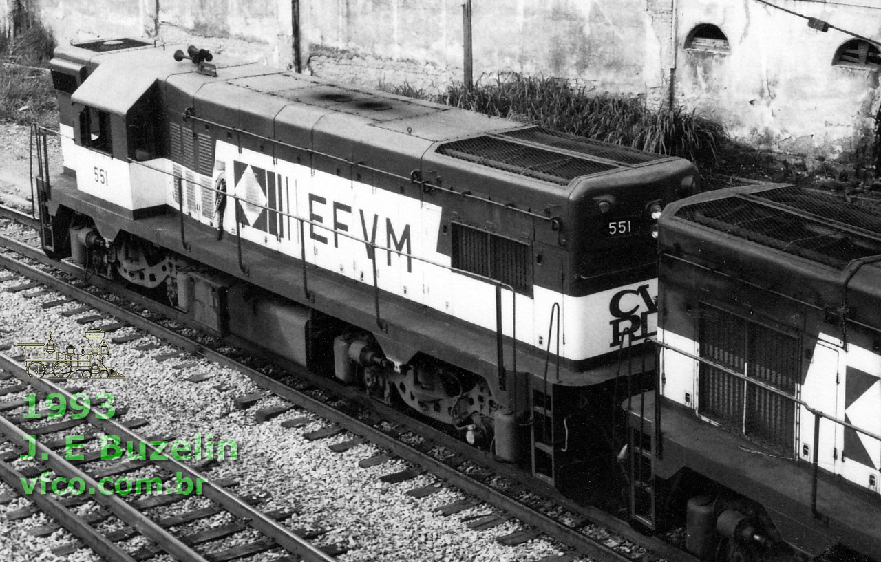 Vista superior da locomotiva G12 nº 551 EFVM em Belo Horizonte, 1993, aguardando sinal de partida com o trem para Vitória