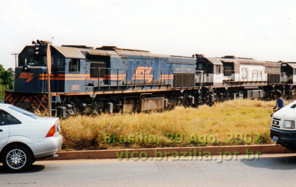Locomotiva GT26CU-2 FCA nº 2950 (ex-nº 901 EFVM) em triplex, manobrando trem de areia (gôndolas) em Brasília
