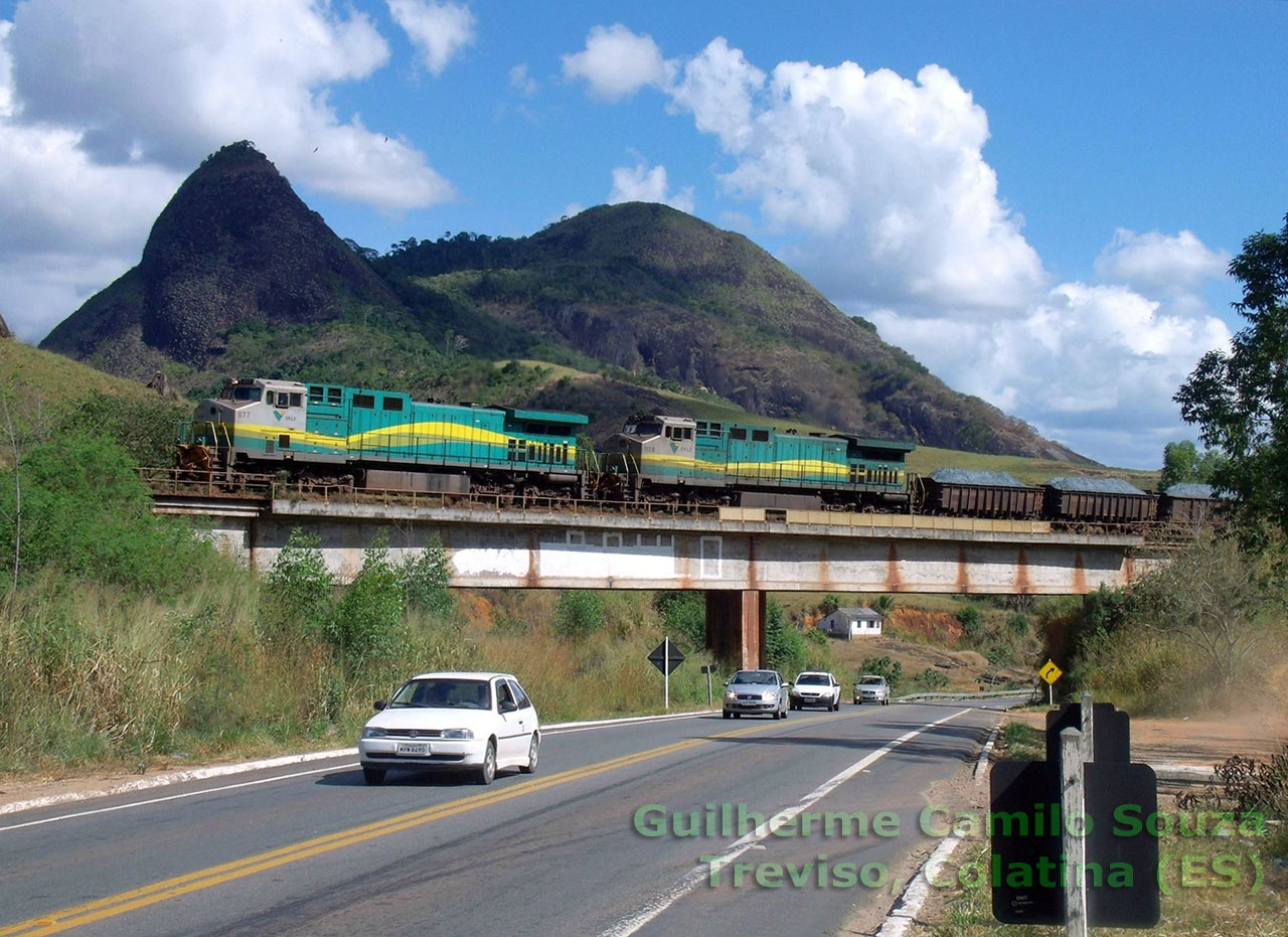 Locomotivas Dash BB40-9WM nº 1177 e 1119 EFVM com trem de minério de 168 vagões GDE subindo a rampa da RH17/16 sobre viaduto no distrito de Treviso, Colatina (ES)