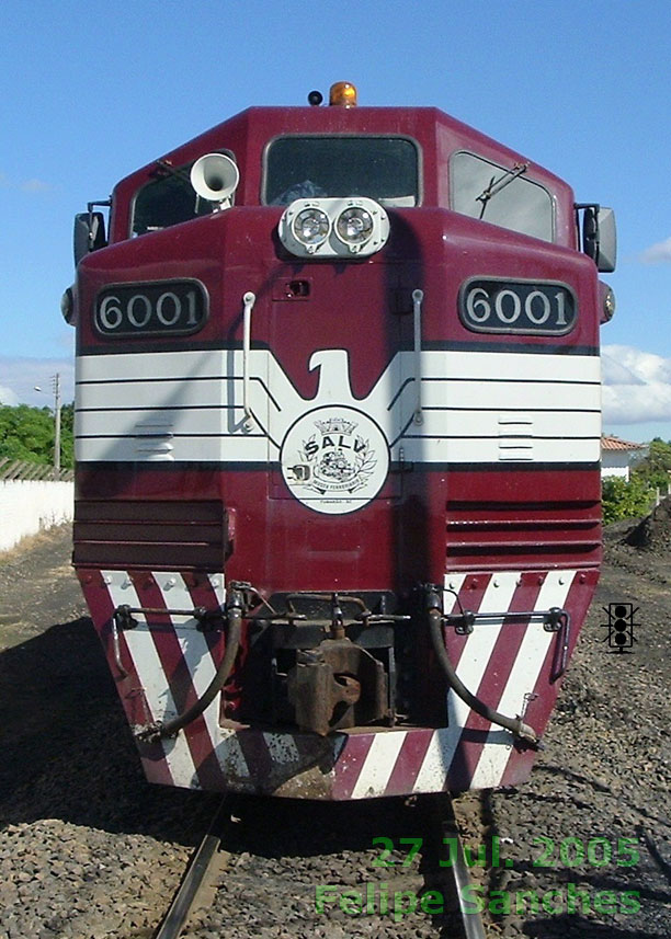 Vista frontal da locomotiva B12 nº 6001 da ABPF Tubarão (SC) com a pintura da Águia (EFVM) e o emblema da SALV