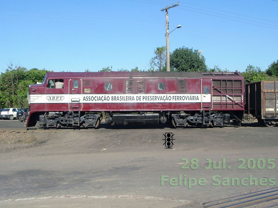 Vista lateral da locomotiva B12 nº 6001 da ABPF Tubarão (SC) com a pintura da Águia