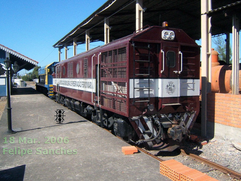 Vista posterior da locomotiva B12 nº 6001 da ABPF Tubarão (SC) com a pintura da Águia