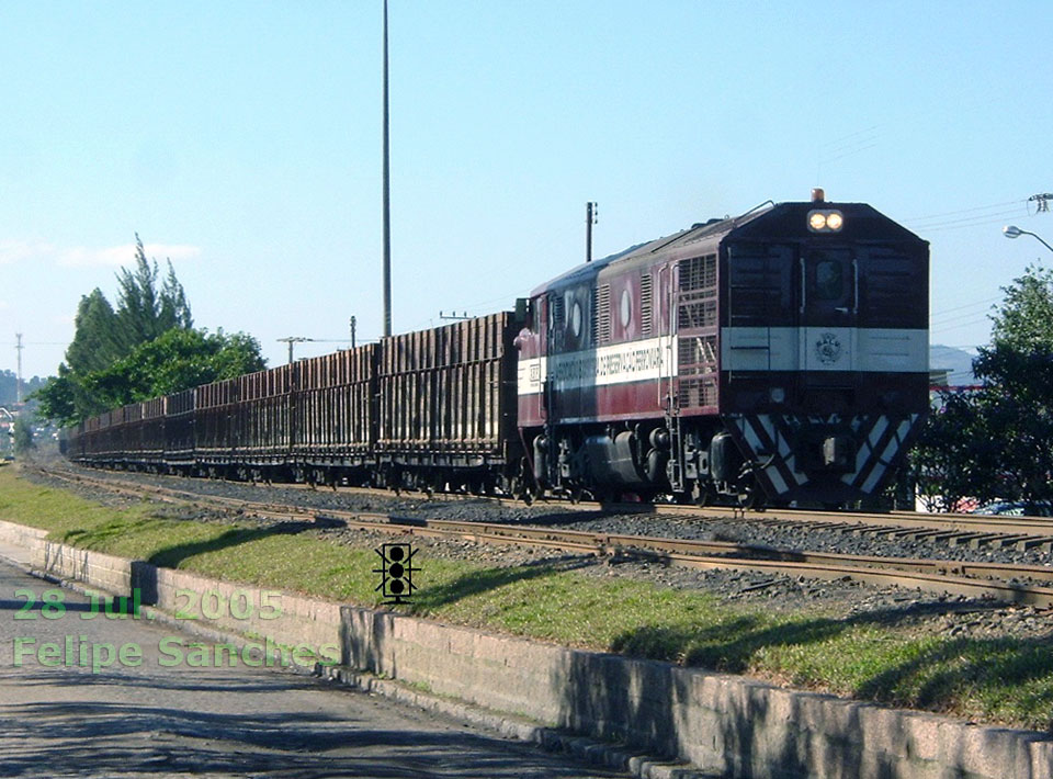 Vista posterior da ocomotiva B12 nº 6001 da ABPF Tubarão (SC) com a pintura da Águia puxando um trem de vagões de carvão na FTC - Ferrovia Teresa Cristina