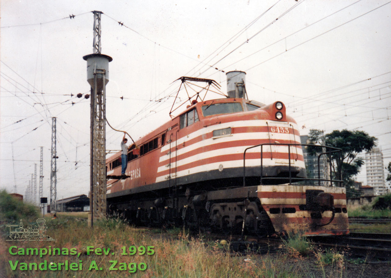 Locomotiva elétrica Russa nº 6455 se abastecendo no areeiro de Campinas, em Fev. 1995