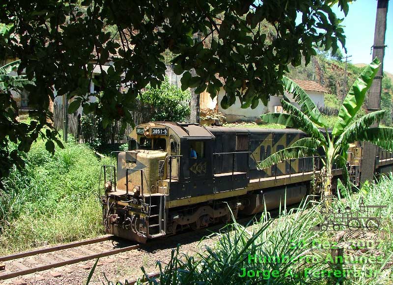 Locomotiva nº 3851 no comando do trem de minério de ferro chegando a Humberto Antunes