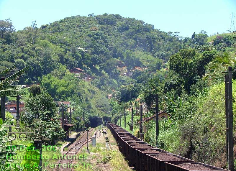 Um a um, os vagões carregados de minério iniciam a descida do Túnel Grande