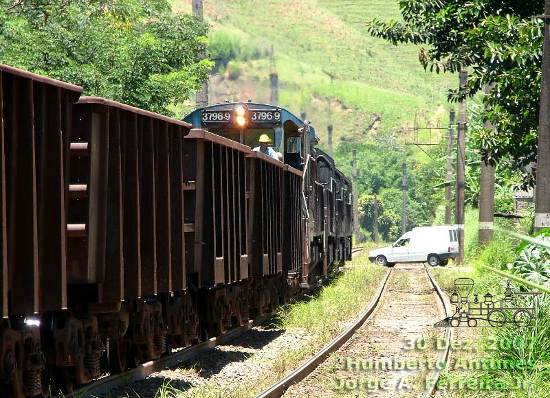 Com boa parte do trem já na descida do Túnel Grande, inicia-se o desengate em movimento das locomotivas “helpers”