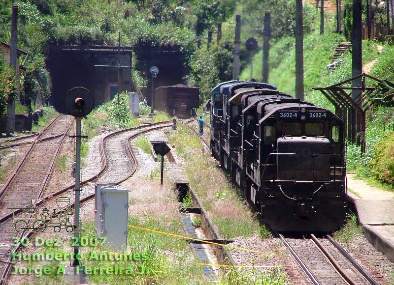 Locomotivas do auxílio de cauda passam por Humberto Antunes