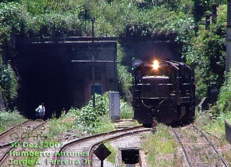 Locomotivas do auxílio de cauda desviam para o travessão entre as duas linhas da serra