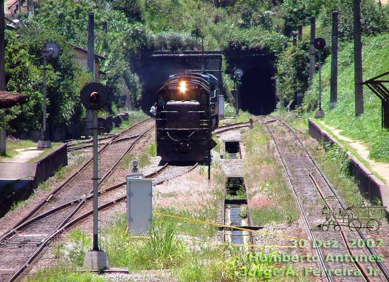 Locomotivas do auxílio de cauda aguardam no travessão a liberação da linha para retornarem a Barra do Piraí