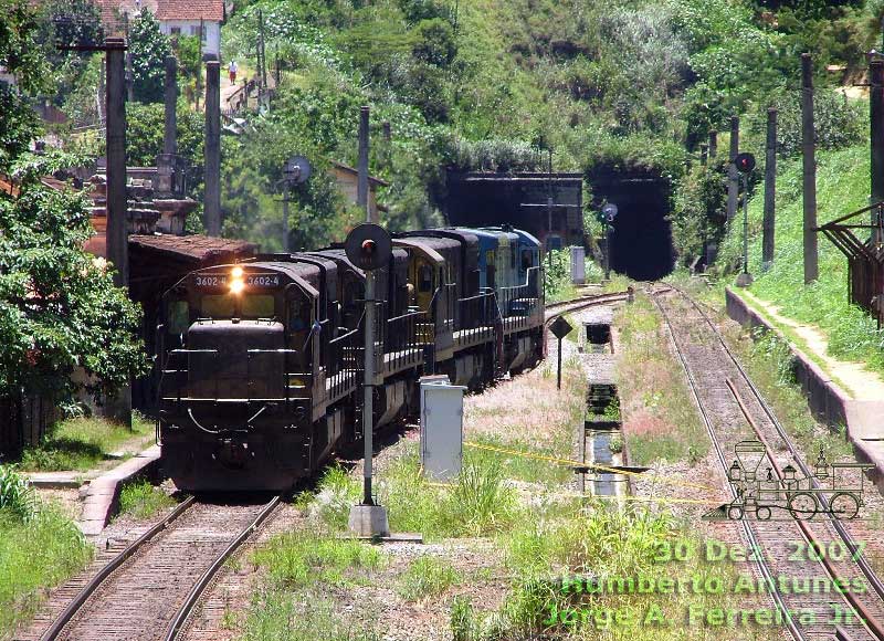 Locomotivas do auxílio de cauda mudam de linha para retornarem a Barra do Piraí