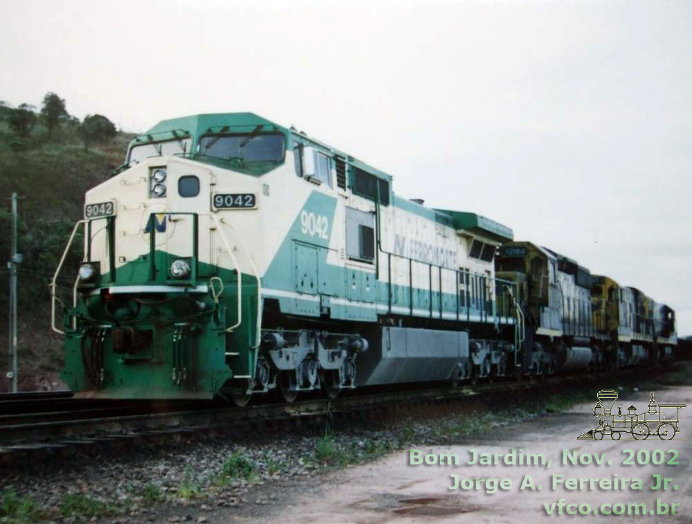 Vista frontal da locomotiva Dash 9-44C ou C44-9WM nº 9042 Ferronorte em Bom Jardim de Minas