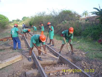 Retirada seletiva de dormentes condenados da ferrovia