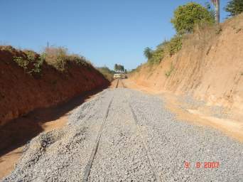Distribuição do novo lastro nos trilhos