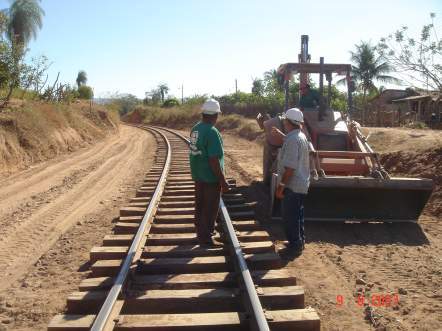 Retirada do lastro antigo da ferrovia