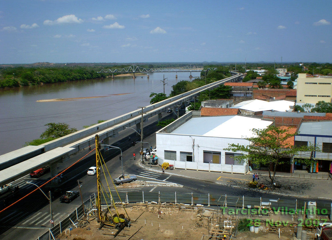 O elevado para os trilhos do Metrô, durante a construção