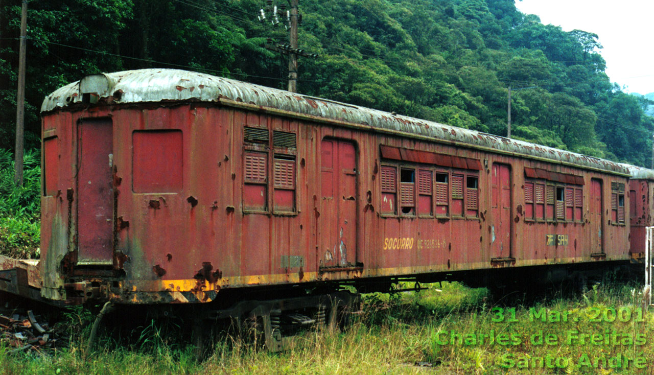 Antigo Série 100 da Central, de fabricação Metro-Cammell, transformado no carro de socorro n.º QC 926536-8 da RFFSA, enferrujando em Paranapiacaba (Santo André - SP). Foto de 31-mar-2001.