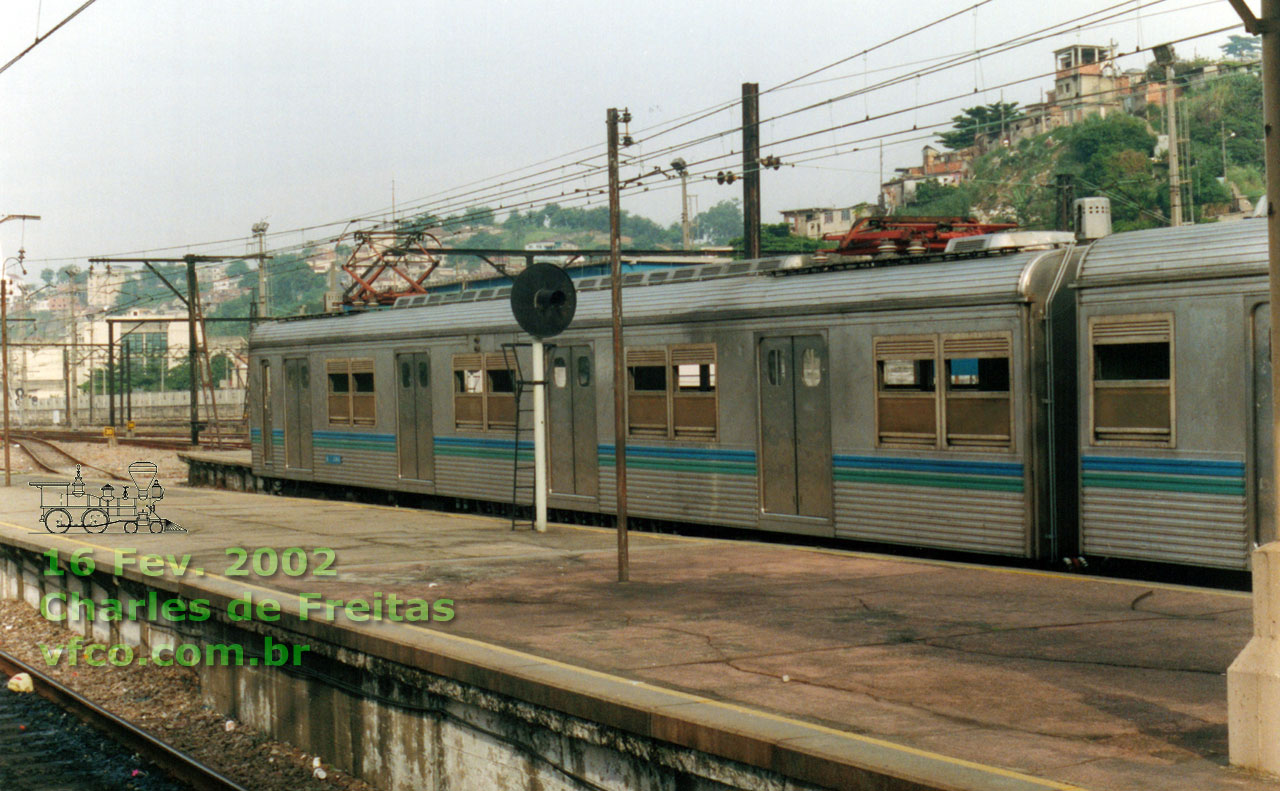 Série 500 na estação D. Pedro II; pintura da CBTU