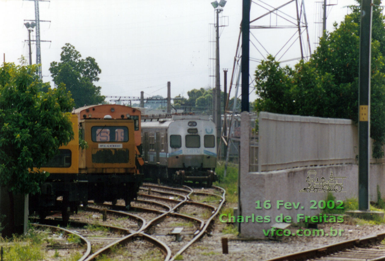 Antigo trem série 800 (Santa Matilde) abandonado em Deodoro; pintura da CBTU - Cia. Brasileira de Trens Urbanos