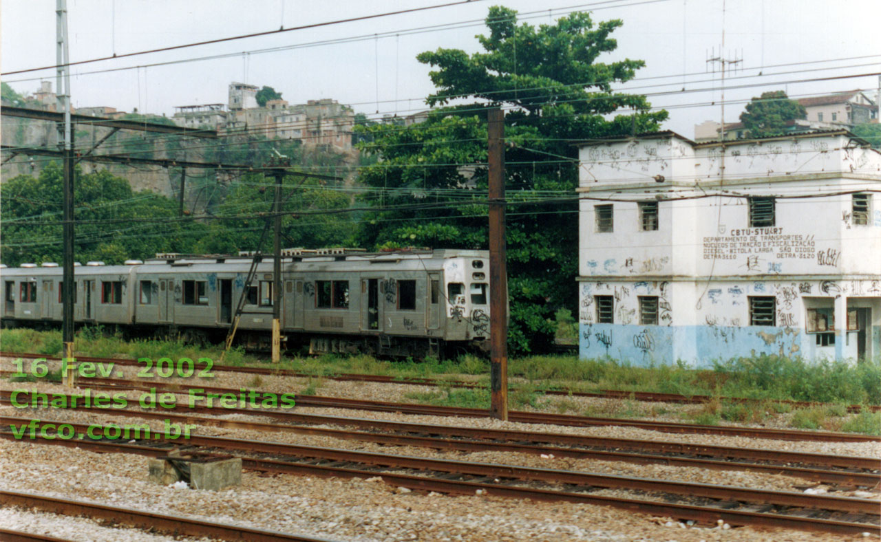 Trem série 800 (Santa Matilde); abandonado (foto tirada no percurso entre D. Pedro II e Deodoro)
