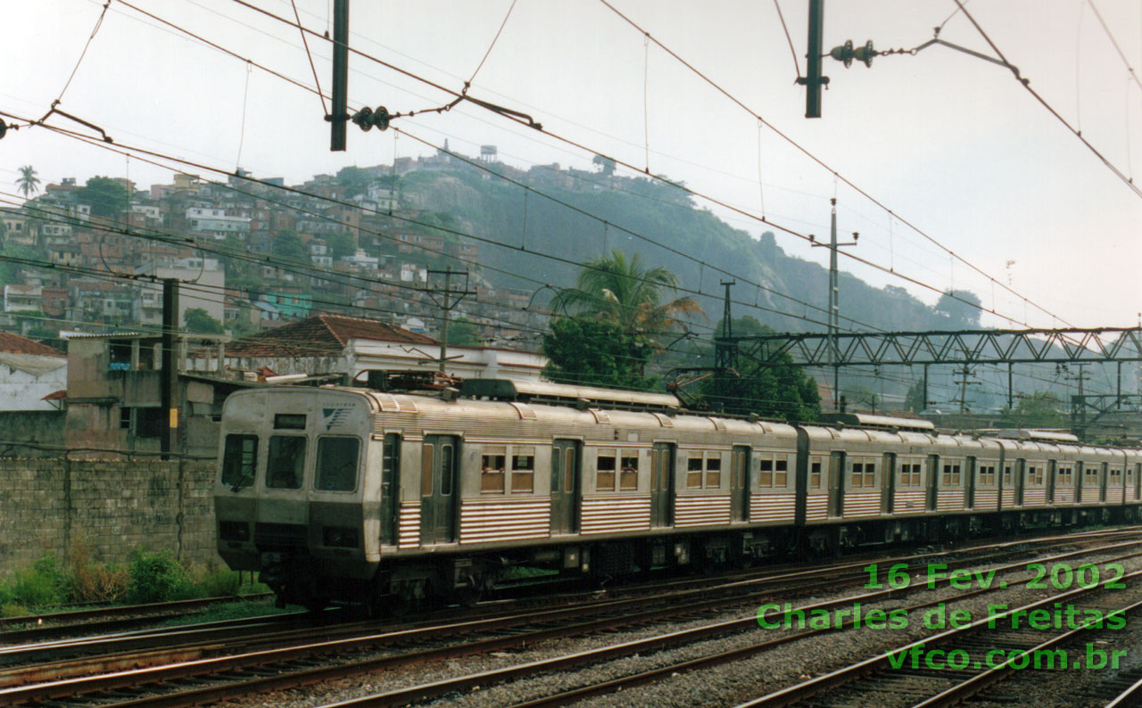 Trem série 700 Supervia (foto tirada no percurso entre D. Pedro II e Deodoro)