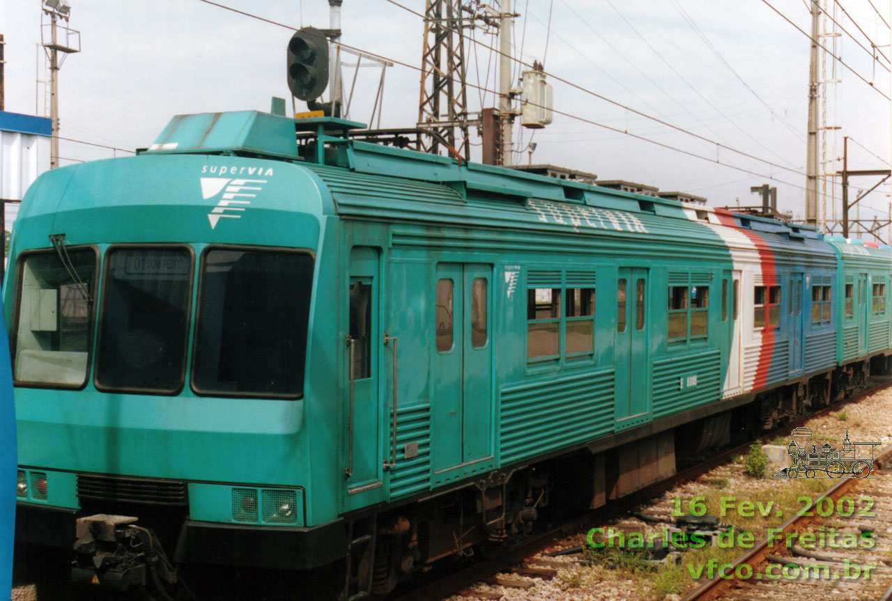 Trem série 8000 (antigo Série 800 reformado); foto tirada no percurso entre D. Pedro II e Deodoro