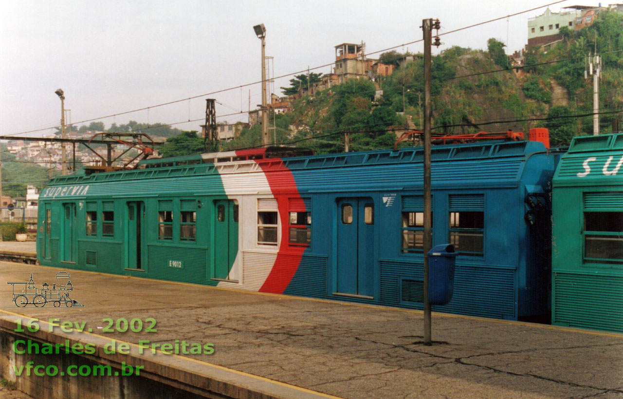 Trem unidade elétrico (TUE) "Série 9000" com a pintura da Supervia, na Estação Dom Pedro II: composição formada pelos carros E 9012 - ER 9012 - ER 19012 - E 19012 - E 19011 - ER 19011 - E 9011